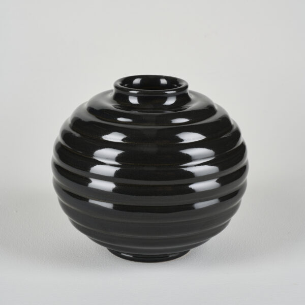 Vaso artistico in stile contemporaneo a forma di piccola sfera sfaccettata a cerchi concentrici, color grigio nero antracite, in ceramica di Faenza artigianale realizzata e dipinta a mano