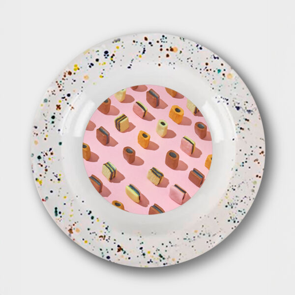 Piatto fondo con bordo a pois o coriandoli colorati Egal Ceramiche con decalcomania dell'opera Liquirizie (caramelle su fondo rosa) a cura del fotografo Mauro Serra